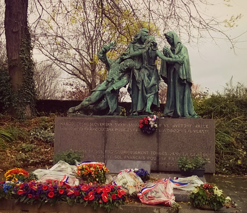 Paris Blog, Things to do in Paris, Christmas Market Paris, Pere Lachaise, Moonlitekingdom, Sudeepta Sanyal, Indian travel blogger, Paris Je T'aime, Paris travel, Paris life, Paris by night